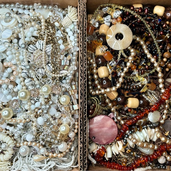 Estate Vintage to Modern Costume Jewelry 1 LB WEARABLE Grab Bag Resell Bulk Lot - Picture 12 of 16